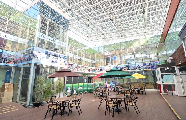 무주 장애인노인복지관. 건물 중앙을 비워 하늘을 볼 수 있도록 했다.