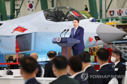 윤석열 대통령이 24일 오전 경남 사천시 한국항공우주산업(KAI)에서 열린 2022 방산수출 전략회의에서 발언하고 있다.