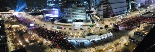 24일 오후 서울 종로구 광화문광장 육조마당에서 축구팬들이 거리 응원전을 펼치고 있다. 연합뉴스