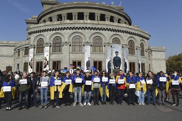 23일(현지시간) 옛 소련권 군사·안보협력체 집단안보조약기구(CSTO) 정상회의가 열린 아르메니아 수도 예레반에서 러시아의 우크라이나 침공에 반대하는 집회가 열렸다. 우크라이나 국기를 둘러멘 시위대는 러시아의 침공으로 파괴된 우크라이나 도시 이름이 적힌 종이를 들고 나왔다. 2022.11.23 AP 연합뉴스