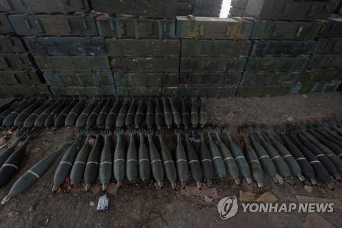 헤르손 인근에 러시아군이 버리고 간 박격포탄 (블라호다트네 로이터=연합뉴스) 11일(현지시간) 우크라이나군이 탈환한 헤르손 서쪽 블라호다트네의 한 창고에 러시아군이 버리고 간 박격포탄이 쌓여 있다. 2022.11.12