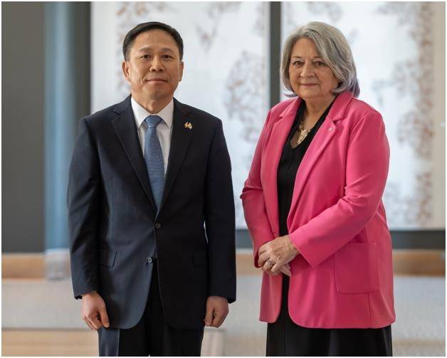 메리 사이먼 총독에게 신임장을 제정한 임웅순 주캐나다 대사 (캐나다 총독실 제공)