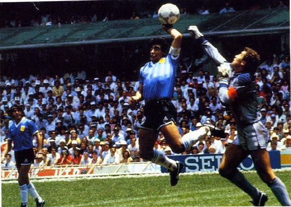 1986년 멕시코월드컵 8강전에서 붙은 아르헨과 잉글랜드. 경기 도중 디에고 마라도나가 손으로 골을 넣고 있다. 경기는 아르헨이 2대 1로 이겼다.(사진=FIFA)