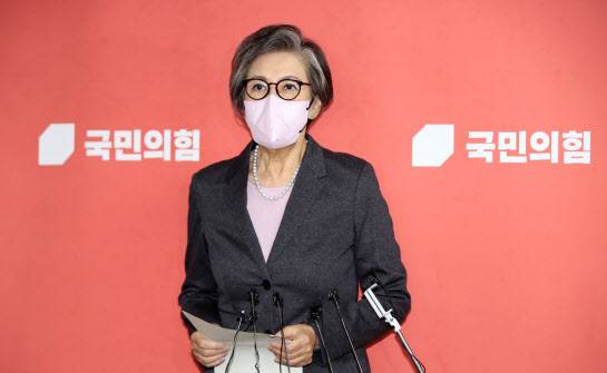 이양희 국민의힘 중앙당 윤리위원장이 지난달 6일 서울 여의도 국회에서 열린 중앙당 윤리위원회 전체회의에 참석하며 입장을 말하고 있다. (사진=뉴시스)