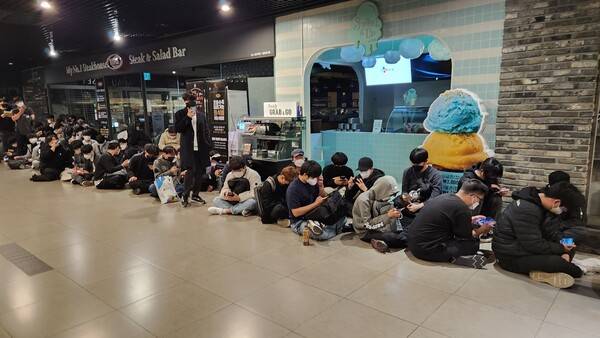 블루 아카이브 카페에 팬들이 오픈 전부터 몰려 장사진을 만들었다.