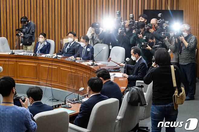 우상호 국회 용산 이태원 참사 진상규명과 재발방지를 위한 국정조사 특별위원회 위원장이 24일 서울 여의도 국회에서 열린 특별위원회 첫 회의에서 의사봉을 두드리고 있다. 2022.11.24/뉴스1 ⓒ News1 유승관 기자