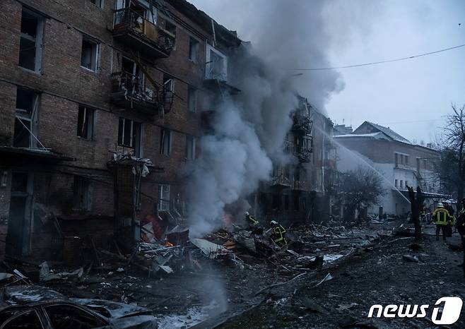 23일(현지시간) 러시아 포격으로 폐허가 된 민간인 거주지역에서 구조작업이 진행 중이다. ⓒ 로이터=뉴스1 ⓒ News1 이서영 기자