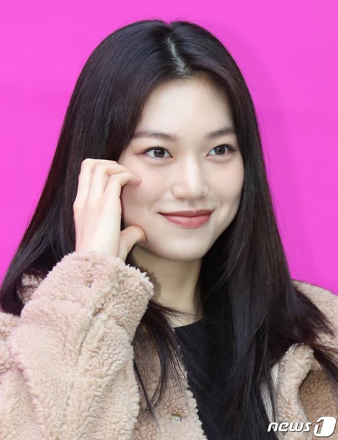 가수 김도연이 24일 오후 서울 성동구 성수 타임 에프터타임에서 열린 글로벌 라이프스타일 브랜드 ‘어그(UGG)X제페토 FEEL HOUSE' 팝업 론칭 기념 행사에 도착해 볼 하트를 그리고 있다. ⓒ News1 권현진 기자