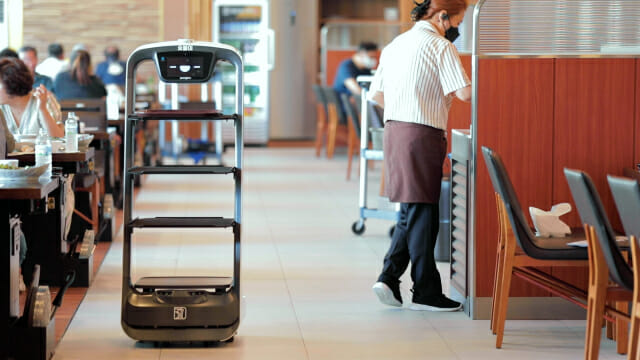 한 식당에서 브이디컴퍼니 서빙로봇이 움직이고 있다. (사진=브이디컴퍼니)