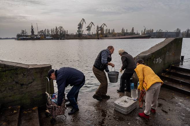 우크라이나 남부 헤르손의 시민들이 드니프로 강에서 물을 긷고 있다. /AP=연합뉴스
