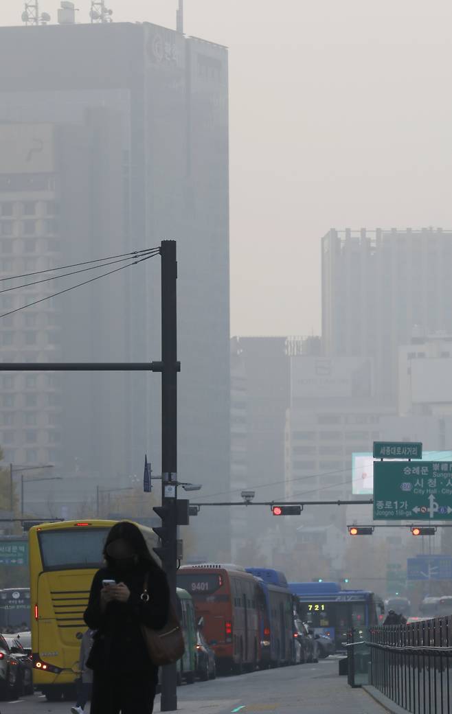 미세먼지로 뒤덮인 서울 출근길.  뉴시스