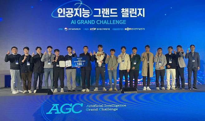 엔씨소프트가 과학기술정보통신부가 주최한 인공지능 그랜드 챌린지 3차 대회에서 최종 우승을 차지했다. 대회에 참가한 엔씨 AI센터 산하 비전AI랩 팀원이 대회 시상식에서 기념촬영했다.