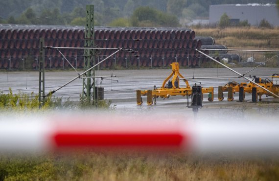 지난 27일(현지시간) 독일 루브민의 항구에 노르트스트림2 가스관용 미사용 수송관이 보관돼 있다. AP 뉴시스