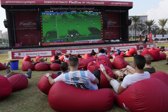 지난 22일 아랍에미리트연합(UAE) 두바이의 팬존에서 축구팬들이 카타르 월드컵 C조 경기 아르헨티나 대 사우디아라비아 경기를 관전하고 있다.AP뉴시스