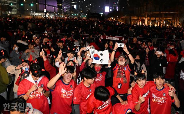 한국과 우루과이의 2022 카타르월드컵 첫 경기가 열린 24일 밤 서울 광화문광장에서 붉은악마가 열띤 응원을 하고 있다. 최주연 기자