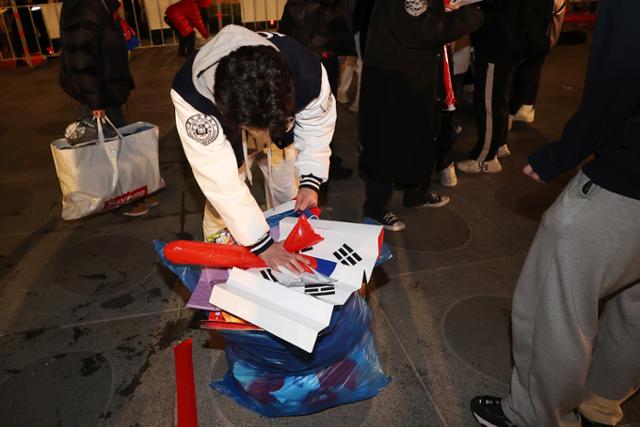 한국과 우루과이의 2022 카타르월드컵 첫 경기가 끝난 25일 새벽 응원단이 서울 광화문광장에서 쓰레기를 치우며 뒷정리를 하고 있다. 연합뉴스