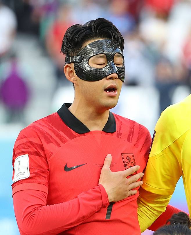 24일 오후(현지시간) 카타르 알라이얀의 에듀케이션 시티 스타디움에서 열린 2022 카타르 월드컵 조별리그 H조 1차전 대한민국과 우루과이 경기. 대한민국 대표팀 주장 손흥민이 애국가를 부르고 있다. 연합뉴