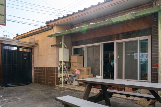 영화 '밀양'의 마지막 장면(위 사진)을 촬영한 마당 공간도 개방돼 있다. 사진 시네마서비스, 백종현 기자