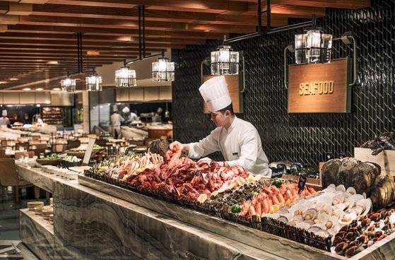 뷔페 연말 특별가에는 즉석 조리 메뉴나 와인 등 특별 메뉴가 포함되어 있다. 사진 포시즌스 호텔