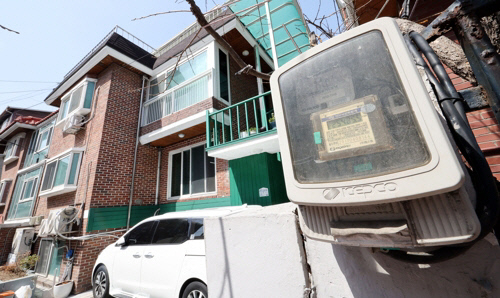 서울의 한 주택가에 전기계량기가 설치돼 있다. 연합뉴스