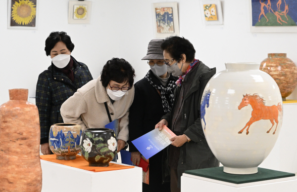 25일 부산 남구 동명대 갤러리에서 열린 2030 부산월드엑스포 유치 기원 ‘불의 남자’ 이종능 도예전을 찾은 관람객들이 작품을 감상하고 있다. 여주연 기자 yeon@kookje.co.kr