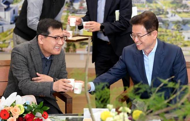 경북 봉화 광산에서 221시간 만에 기적적으로 생환한 박정하 작업반장과 이철우 경북도지사가 190m 갱도에서 생환할 수 있게 도와준 믹스커피를 마시며 환담을 나누고 있다. (경북도 제공) 202211.25