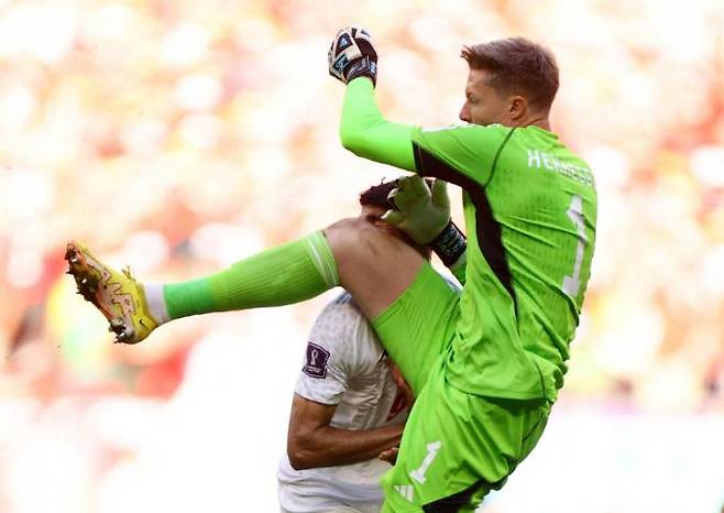 위험한 파울을 저지른 웨일스 골키퍼 웨인 헤네시(오른쪽). 로이터 연합