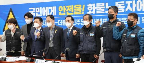 박홍근 더불어민주당 원내대표(왼쪽 다섯째) 등이 25일 국회에서 화물연대와 안전운임제 확대를 위한 간담회를 열고 구호를 외치며 기념촬영을 하고 있다. 【연합뉴스】