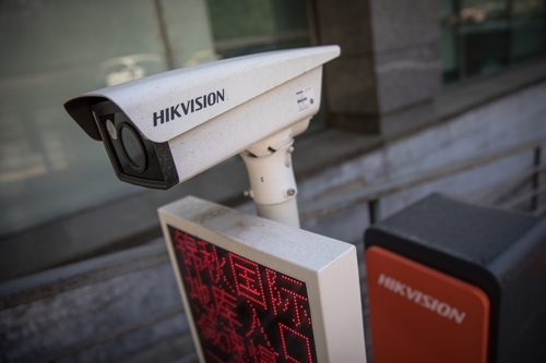 중국 주차장에 설치된 하이크비전 감시카메라
[사진 = EPA 연합뉴스]