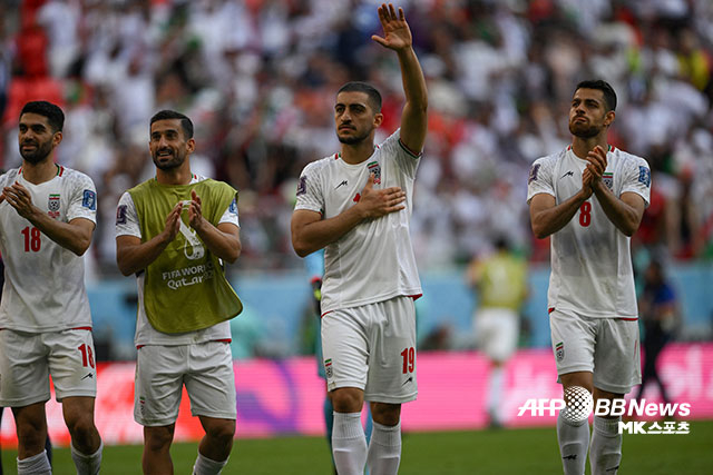 이란이 경기 종료 3분 전 터진 연속 극장골에 힘입어 웨일스에 극적인 2-0 승리를 거두고 대회 첫 승과 역대 월드컵 역사상 유럽 상대 첫 승리를 신고했다. 사진=DOHA, QATAR ⓒAFPBBNews = News1