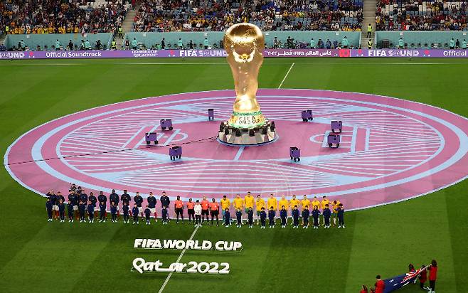 2022 국제축구연맹(FIFA) 카타르월드컵 본선 진출 32개국이 조별예선 1차전을  모두 치렀다. 사진은 카타르 알 와크라 알자누브 스타디움에 월드컵 트로피 모형이 전시된 모습. /사진=로이터
