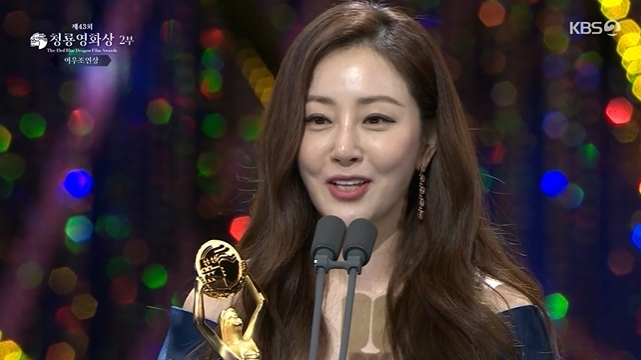 Oh Na-ra expressed her feelings of I love you to her boyfriend Kim Do-hoon, who has been in love for 22 years.Oh Na-ra received the Japan Academy Prize for Outstanding Performan for the film Genreman Romance (director Jo Eun-ji) at the 43rd Blue Dragon Film Awards ceremony held at KBS Hall, Yeongdeungpo-gu, Seoul on November 25.Candidates were Kim So-jin (Emergency Declaration), Seo Eun-soo (Witch Part 2. The Other One), Oh Na-ra (Genreman Romance), Lee Jung-hyun (Determination to Break Up), and Jeon Hye-jin (Hunt).Oh Na-ra, who was on stage on the day, said, I was really unexpected. I was invited for the first time, but it was a ridiculous thing.I shot Genre Romance and said, Is this right? I said the most because Jo Eun-ji ordered me not to do anything.It was a difficult and difficult thing to ask me not to do anything because I was aggressive when I asked him to do something. When I saw that the bishop was desperate and desperate, I just believed and did nothing hard.When I saw the results two years later, I thought I understood the directors feelings. I realized that the empty space was filled with good people, he said.