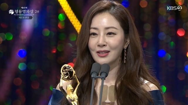 Oh Na-ra expressed her feelings of I love you to her boyfriend Kim Do-hoon, who has been in love for 22 years.Oh Na-ra received the Japan Academy Prize for Outstanding Performan for the film Genreman Romance (director Jo Eun-ji) at the 43rd Blue Dragon Film Awards ceremony held at KBS Hall, Yeongdeungpo-gu, Seoul on November 25.Candidates were Kim So-jin (Emergency Declaration), Seo Eun-soo (Witch Part 2. The Other One), Oh Na-ra (Genreman Romance), Lee Jung-hyun (Determination to Break Up), and Jeon Hye-jin (Hunt).Oh Na-ra, who was on stage on the day, said, I was really unexpected. I was invited for the first time, but it was a ridiculous thing.I shot Genre Romance and said, Is this right? I said the most because Jo Eun-ji ordered me not to do anything.It was a difficult and difficult thing to ask me not to do anything because I was aggressive when I asked him to do something. When I saw that the bishop was desperate and desperate, I just believed and did nothing hard.When I saw the results two years later, I thought I understood the directors feelings. I realized that the empty space was filled with good people, he said.