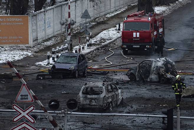러시아가 에너지 시설 등에 미사일을 퍼부어 우크라이나 전역이 정전사태로 암흑천지로 변했다. 출처: AP *재판매 및 DB 금지