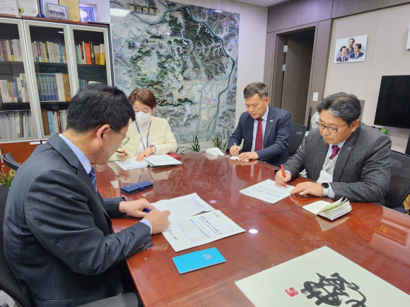 11월24일 김정호 국회의원 사무실을 찾아 내년 국비 예산 확보를 요청하고 있는 홍태용 김해시장(사진 맨 오른쪽) 모습 ⓒ김해시