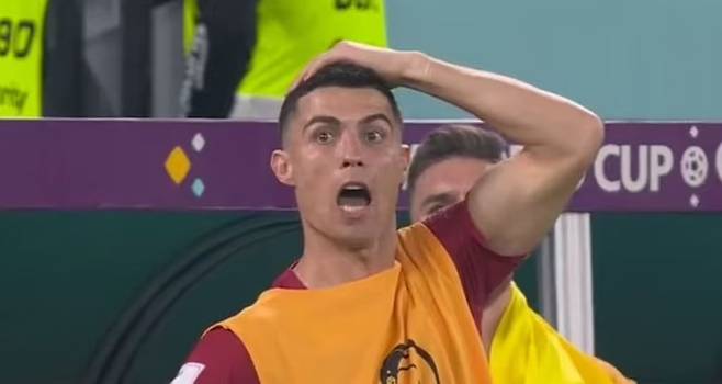 ▲ 골키퍼 코스타의 돌발 행동에 깜짝 놀란 호날두. ⓒITV 트위터 캡처