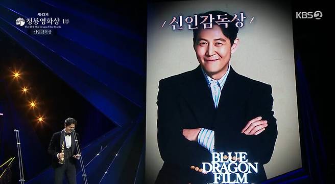 Actor Jung Woo-sung won Lee Jung-jaes new director award and made a phone call on the spot.The 43rd Blue Dragon Film Awards were held at KBS Hall in Seoul, Korea at 8:30 pm on the 25th.On the same day, Lee Jung-jae won the Best New Director award for Hunt.Jung Woo-sung, who was on behalf of Lee Jung-jae, who is currently filming the new Star Wars series The Accolite in the UK, laughed, saying, Im not nominated as a candidate, but why did Heart come out like this?Ill tell her well. Its good that I have good memories to give my friend a prize, he said. Ill give the person a call. Im filming in the U.K., but I dont know if Ill get it or not.Lee Jung-jae, who received the call, laughed when Jung Woo-sung said, Oh, Im doing well and I won awards.Jung Woo-sung said, If I call the bishop that I received the actors award, its over.Lee Jung-jae said, Thank you so much. Did Woo-sung get it? Thank you. Hunt is a movie that is meaningful to us.Thank you to everyone, he said over the phone.