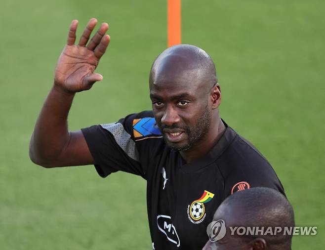 인사 건네는 오토 아도 가나 대표팀 감독 (도하=연합뉴스) 임헌정 기자 = 2022 카타르 월드컵 조별리그 2차전 상대인 가나 축구대표팀의 오토 아도 감독이 21일 오후(현지시간) 카타르 도하의 어스파이어 존 훈련장에서 훈련에 앞서 한국 취재진에게 인사를 건네고 있다. 2022.11.22 kane@yna.co.kr
