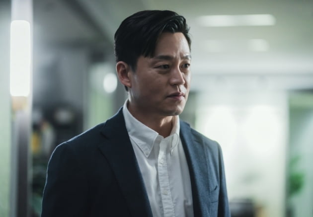 Lee Seo-jin and Kwak Sun-young, who are good at work, are passing through the middle of life.TvN Monday-Tuesday Drama Call My Agent! features professional managers who are the mainstay of Method Enter, among them Ma Sun.(Lee Seo-jin) Director and Chief Jane the Virgin (Kwak Sun-young) have the ability to recognize themselves.Whenever an accident happens, those who skillfully control the situation are called Manager + Avengers.However, in this way, those who emit the aura of  ⁇  pro  ⁇  are not able to control their lives like  ⁇  amateur  ⁇ .Manager Sun, an excellent talented person who has been recognized by the industry enough to receive a scout proposal from a rival company. However, he has been kicked out of his home because he can not manage his family.This is because his wife Eunha (Jung Hye-young) and son Ma Eun-gyeol (Shin Hyun-seung) learned of the existence of the extramarital person So Hyun-joo (Joo Hyun-young).A few decades ago, when he broke up with Eunha, he was unaware that he was pregnant and had a brief encounter with someone else.Eunha, who felt betrayed by Sun, who had been deceived so far, threw a bag and threw him out of the house.This has put me in a tight spot with my father-in-law, a business partner who is going to buy Method Enter in Danger for sale, and things dont seem to be getting any better here.In the 7th preliminary announcement released shortly after the last broadcast, Eunha, who is angry, puts a wedge saying, Lets divorce. Attention is focused on whether Sun.Jane the Virgin also faced the biggest danger in her life. Jane the Virgin, who pursued a light love affair without being disturbed by work, met Lee Sang-wook (Noh Sang-hyun), a tax investigator.Jane the Virgin, who sparked from the first meeting, dashed toward him like a bulldozer. The relationship with Sang-wook, which started like that, was different from the past when I met lightly and broke up if I did not like it.I did not know where I was going or what I was doing.Even with such efforts, the trials came quickly. Sang-wook understood that Jane the Virgin was busy with her work, so she went to work while eating, and was staring at her cell phone all day long.However, at the birthday party of his actor Kim Ho Young, he forgot his promise to himself without seeing him, and when he saw him playing drunk, he realized that Jane the Virgin would never change and said goodbye.Two people who were so different from each other broke up, but ironically, at that moment, Jane the Virgin realized how much she loved Sang-wook.Viewers are also encouraged to see if Jane the Virgin can catch up with Sang-wook, who has already turned cold.