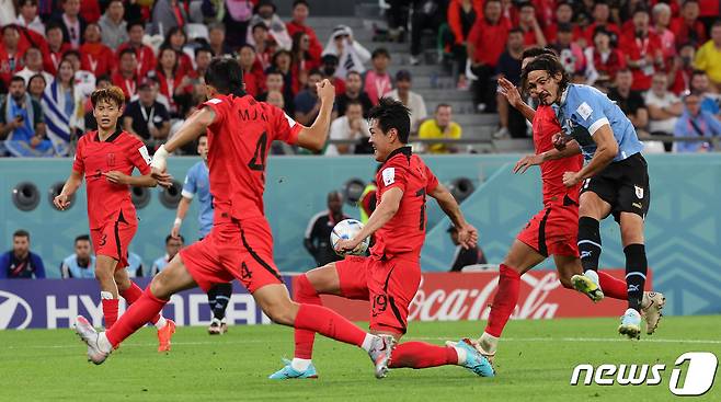 대한민국 대표팀이 24일 오후(현지시간) 카타르 알라이얀 에듀케이션 시티 스타디움에서 열린 2022 카타르 월드컵 조별리그 H조 1차전 대한민국과 우루과이의 경기 후반전에서 우루과이 카바니의 슛을 육탄방어하고 있다. 이날 경기는 득점 없이 0대 0 무승부로 마쳤다. 2022.11.25/뉴스1 ⓒ News1 이동해 기자
