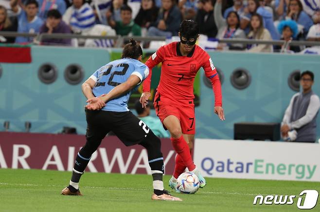 24일 오후(현지시간) 카타르 알라이얀 에듀케이션 시티 스타디움에서 열린 2022 카타르 월드컵 조별리그 H조 1차전 대한민국과 우루과이의 경기에서 손흥민이 드리블 돌파를 하고 있다. 2022.11.24/뉴스1 ⓒ News1 이광호 기자