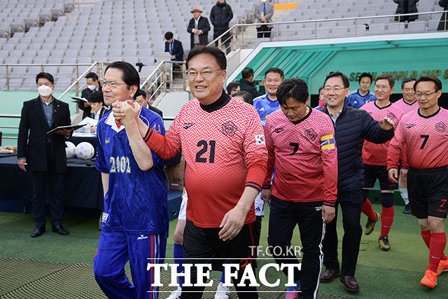 정진석 국회의원축구연맹 회장(가운데)과 에토 세이시로 일본 축구외교추진의원연맹 회장이 입장하고 있다.
