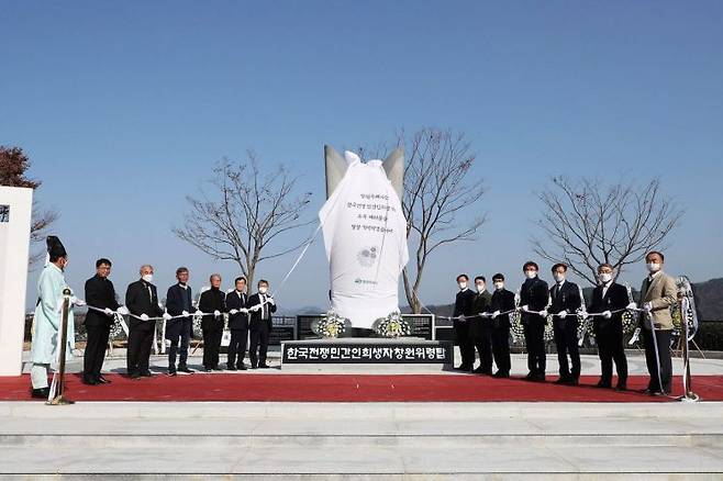 한국전쟁 민간인 희생자를 추모하고 유족을 위로하기 위한 경남 창원위령탑 제막식 및 합동 추모제가 열렸다.