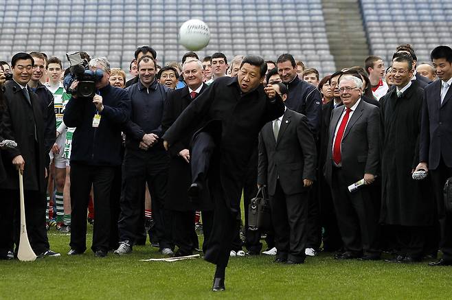 2012년 아일랜드 방문 당시 더블린의 크로크(Croke) 공원에서 축구공을 차고 있는 시진핑 총서기의 모습. 시진핑 총서기의 축구 사랑은 널리 알려진 바다. 중국인들은 축구 경기에 열광하지만, 중국의 국가대표 축구단의 실력은 FIFA 랭킹 79위에 머물러 있다./PA Images via Getty Images