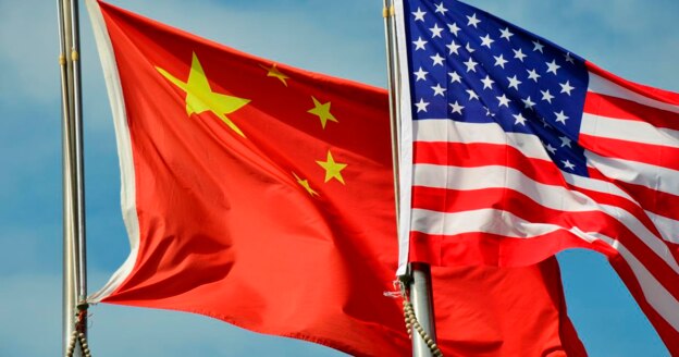 미국 국기인 성조기와 중국 국기인 오성홍기가 나란히 걸린 모습.