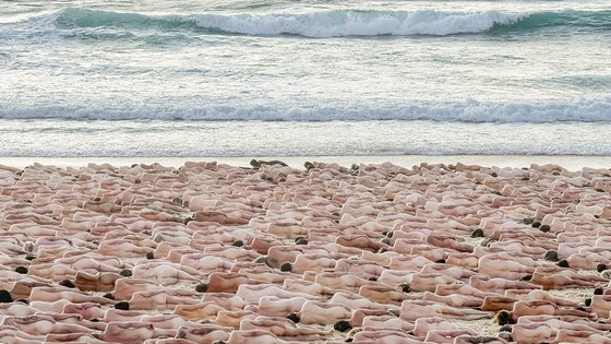 호주 시드니 본다이 해변에서 피부암 정기 검진을 촉구하기 위해 2500명이 단체로 누드 촬영을 진행했다. AP=연합뉴스