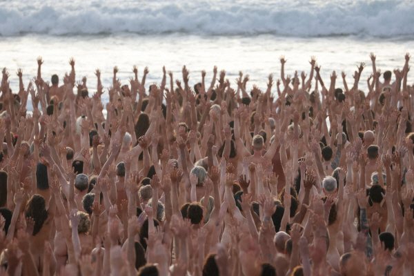 26일 호주 시드니 본다이 해변에서 피부암 정기 검진을 홍보하는 누드 퍼포먼스가 열리는 모습. 로이터 연합뉴스