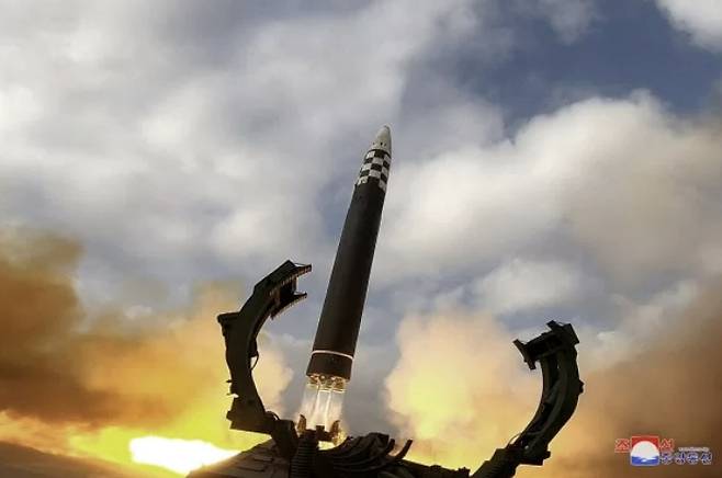 지난 19일 북한 조선중앙통신이 공개한 신형의 대륙간탄도미사일 화성-17형을 시험 발사 장면. 북한는 지난 18일 김정은 국무위원장의 지도 아래 신형의 대륙간탄도미사일을 시험 발사했다. [사진=연합뉴스]