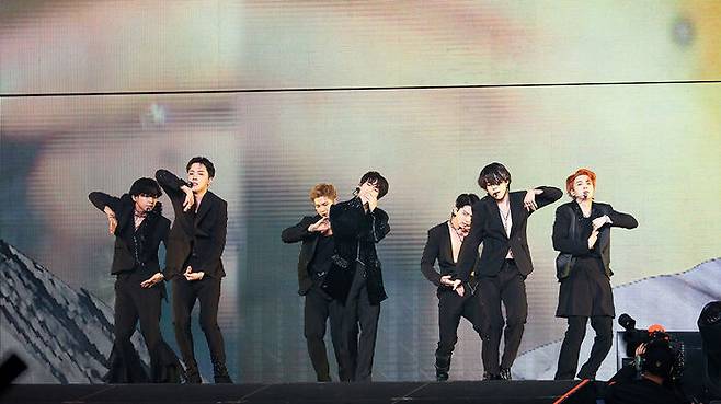 LA 콘서트에서 공연 중인 BTS