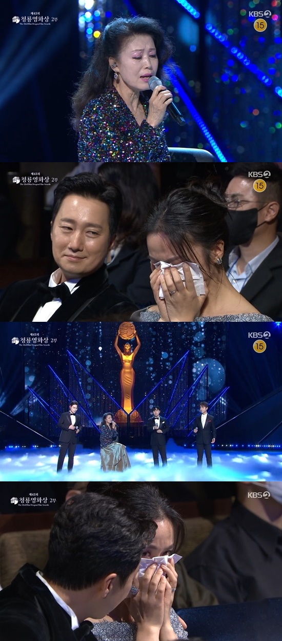Zico, Jung Hoon Hee, New Jins, IVE, and La Poem have created a celebration stage in various moods in search of the Blue Dragon Film Awards.On the 25th, the 43rd Blue Dragon Film Awards were held at the KBS Hall in Yeouido, Yeongdeungpo-gu, Seoul, as a society of Actor Kim Hye-soo and Hyungseok.Celebration stage, which is considered to be one of the highlights of the Blue Dragon movie every year, was also held in a splendid atmosphere.Newgins, who appeared as the first celebration singer, filled the stage with Hype boy and Attention.In the appearance of New Gens, senior singers Yoona and Lee Ji-eun of Girls Generation were seen smiling at the audience and looking at the stage, making people happy.IVE followed up with LOVE DIVE and After LIKE, and IVE gave a cute cheer to 2023 Korean Movie Fighting.With the start of the second part, Zico was on the third celebration stage.Zico has been singing a hit song that has gained a lot of popularity, from Any Song to New Song, in a unique and free atmosphere.In particular, the hot reaction of the determined to break up team stood out.Lee Jung-hyun, who was nominated for Best Supporting Actress, Tang Wei, who looks at the stage with his strange eyes, and Go Kyung-pyo and Kim Shin-young, who came to the Blue Dragon Film Awards as nominees for Best Supporting Actor and Best New Actress, .Tang Wei, who enjoyed the awards such as putting the stage of the previous singers on the mobile phone, poured tears on the stage of Jeong Hoon Hee and La Poem, who set the stage with The Fog which was recorded in the OST of the movie  .Tang Wei, crying with his face wrapped in tissue paper, was captured on the screen, and Park Hae-il encouraged Tang Wei with a warm gaze.After the stage, MC Kim Hye-soo said, I think it is the most impressive figure in this years Blue Dragon movie.I was enjoying watching the video while watching the celebration stage, and at the same time the song The Fog came out and it was back again. It was very impressive. On the other hand, on the day of the Blue Dragon film, Decision to Break Up won the best work, Park Chan-wooks supervisory award, Park Hae-il and Tang Weis best man and woman, screenplay, music award, Blue Dragon Film Award Special Posthumous Awa .Photo = KBS 2TV broadcast screen, DB